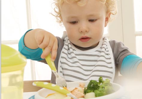 [Translate to romanian:] little kids learn to eat